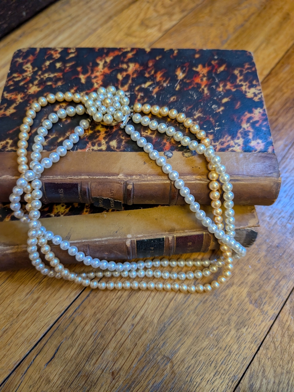 Vintage faux pearl choker. Mid-Century modern, made in Japan. 15 in